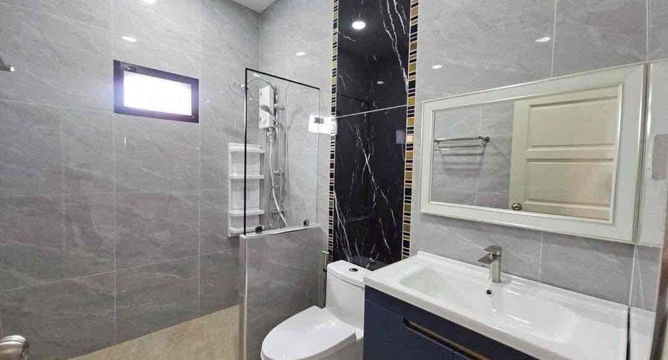 For rent 4 bedrooms villa in Bang Lamung, Chonburi