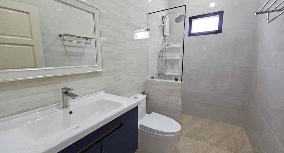 For rent 4 bedrooms villa in Bang Lamung, Chonburi