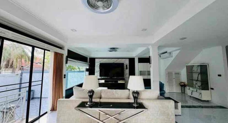 For rent 4 bedrooms villa in Bang Lamung, Chonburi