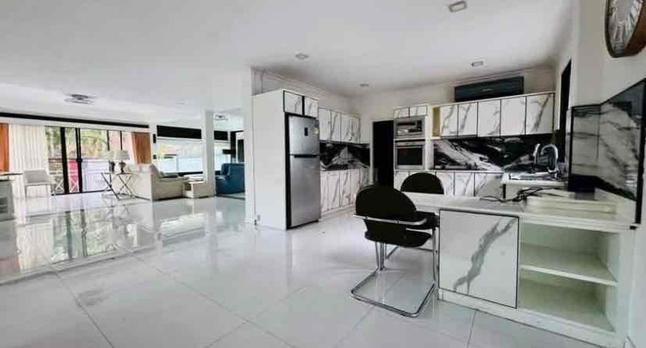 For rent 4 bedrooms villa in Bang Lamung, Chonburi