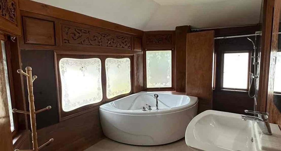 For rent 4 bedrooms villa in Bang Lamung, Chonburi