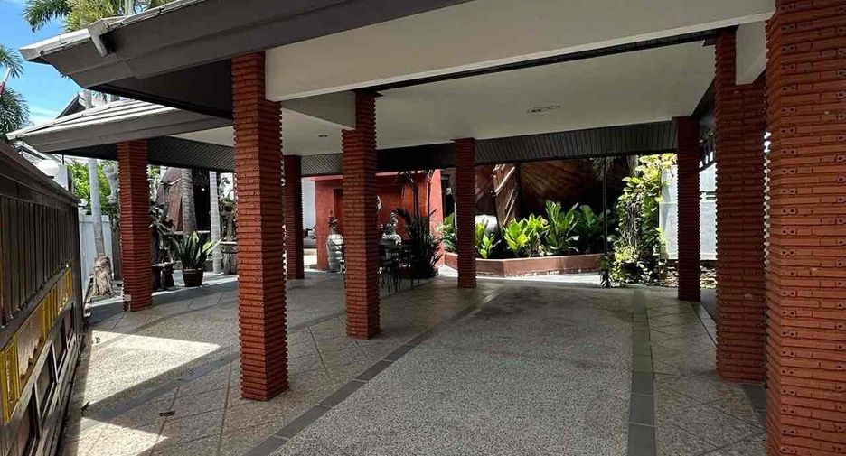For rent 4 bedrooms villa in Bang Lamung, Chonburi