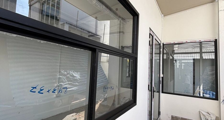 For rent 3 bedrooms retail Space in Khlong Toei, Bangkok