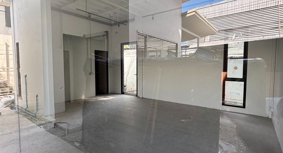 For rent 3 bedrooms retail Space in Khlong Toei, Bangkok