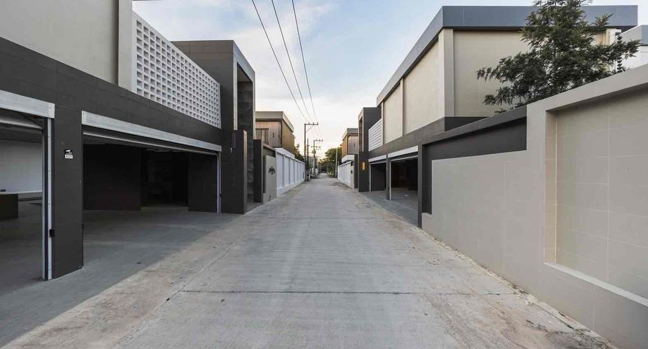 Villa en alquiler y en venta de 6 habitaciones en Bang Lamung, Chonburi