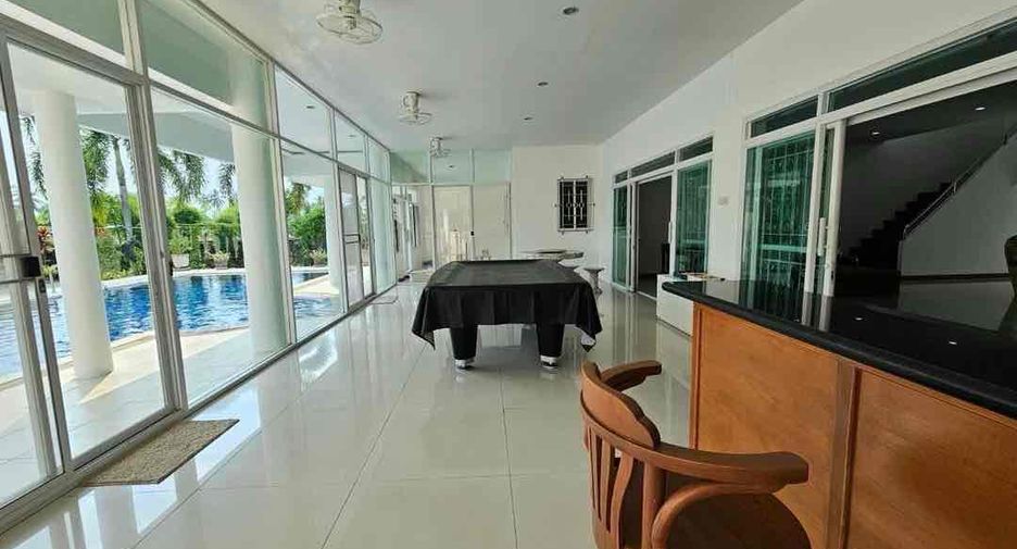 For rent 6 bedrooms villa in Bang Lamung, Chonburi