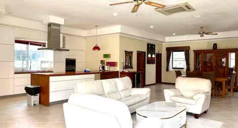 For rent 4 ベッドルーム villa in Bang Lamung, Chonburi