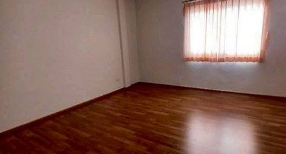 Casa adosada en venta de 3 habitaciones en Ban Bueng, Chonburi