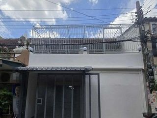 Casa adosada en alquiler de 3 habitaciones en Huai Khwang, Bangkok