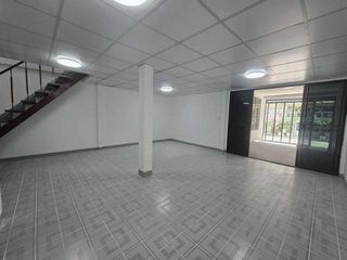 Casa adosada en alquiler de 3 habitaciones en Huai Khwang, Bangkok
