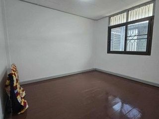 Casa adosada en alquiler de 3 habitaciones en Huai Khwang, Bangkok
