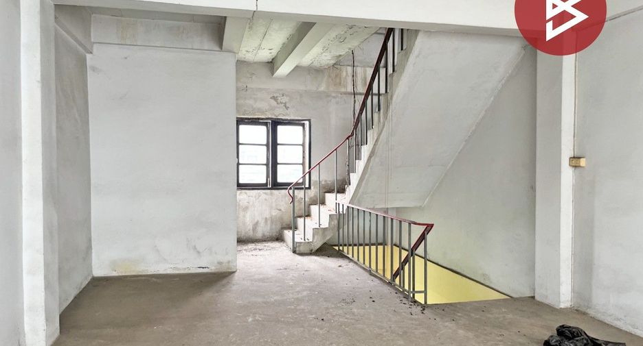 For sale 6 bedrooms retail Space in Min Buri, Bangkok