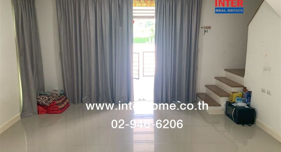 Casa adosada en alquiler y en venta de 3 habitaciones en Saphan Sung, Bangkok