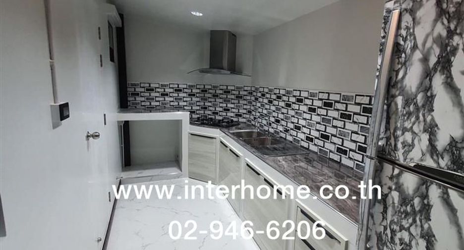 Casa adosada en alquiler y en venta de 3 habitaciones en Saphan Sung, Bangkok