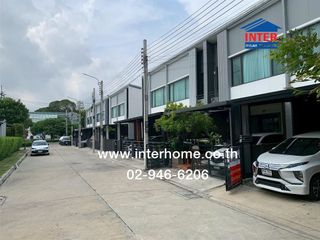 Casa adosada en alquiler y en venta de 3 habitaciones en Saphan Sung, Bangkok