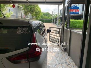 Casa adosada en alquiler y en venta de 3 habitaciones en Saphan Sung, Bangkok