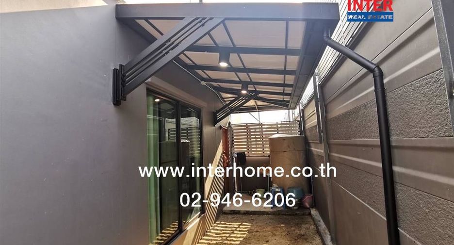 Casa adosada en alquiler y en venta de 3 habitaciones en Saphan Sung, Bangkok