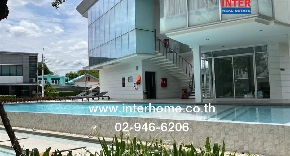 Casa adosada en alquiler y en venta de 3 habitaciones en Saphan Sung, Bangkok