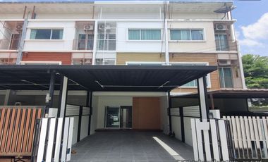 Casa adosada en alquiler de 4 habitaciones en Suan Luang, Bangkok