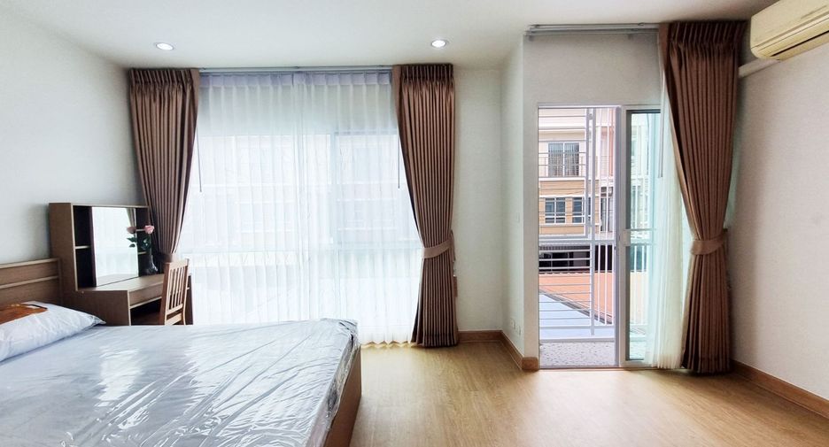 Casa adosada en alquiler de 4 habitaciones en Suan Luang, Bangkok