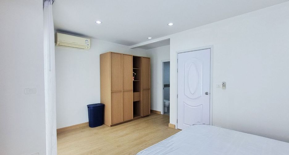 Casa adosada en alquiler de 4 habitaciones en Suan Luang, Bangkok