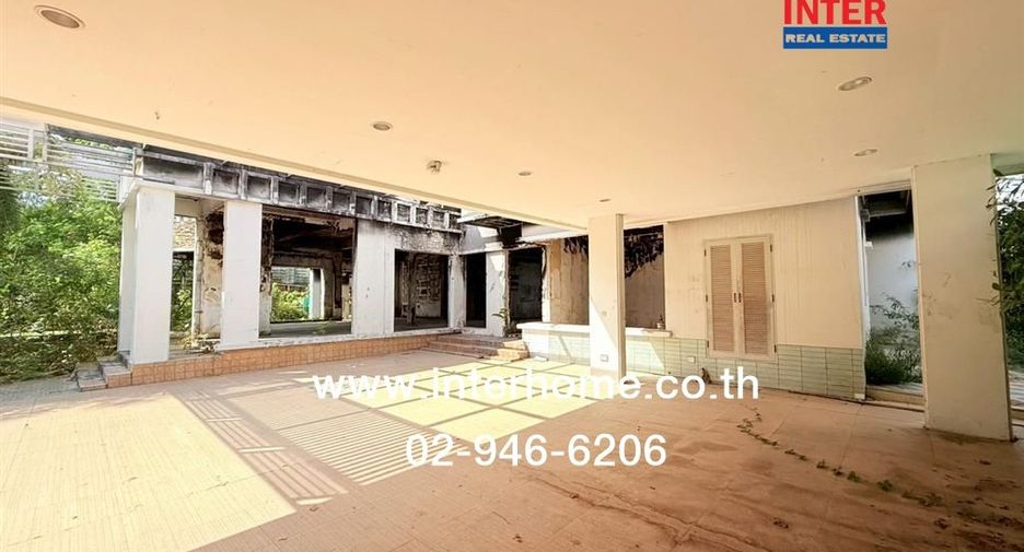 For sale 5 bedrooms house in Phra Khanong, Bangkok