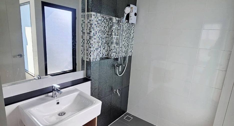 For rent 3 bedrooms townhouse in Saphan Sung, Bangkok