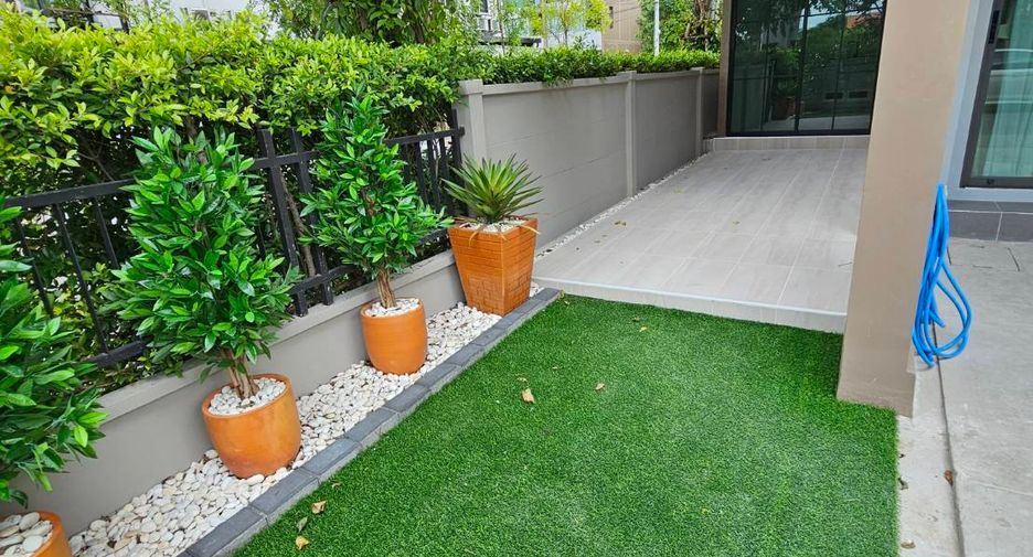 For rent 3 bedrooms townhouse in Saphan Sung, Bangkok
