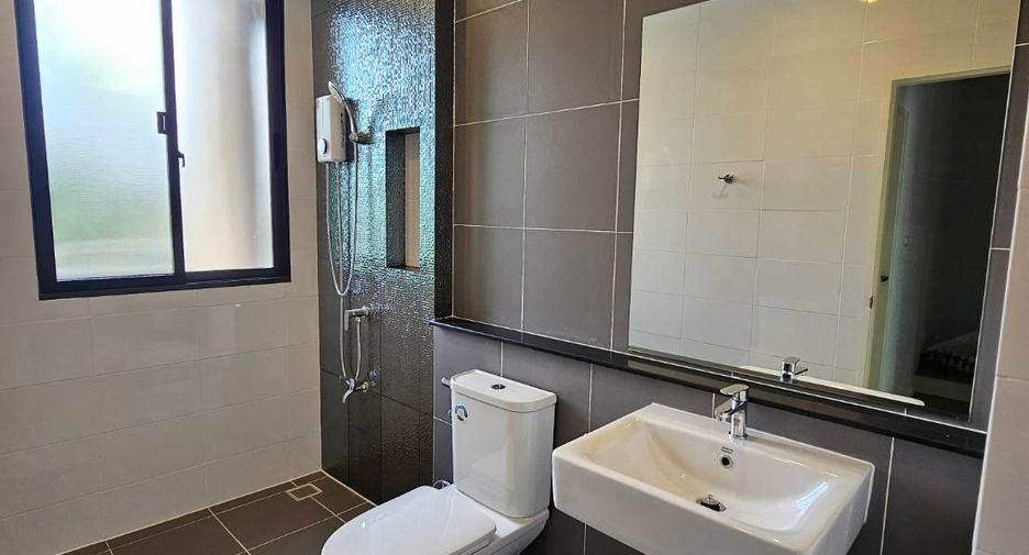 For rent 3 bedrooms townhouse in Saphan Sung, Bangkok