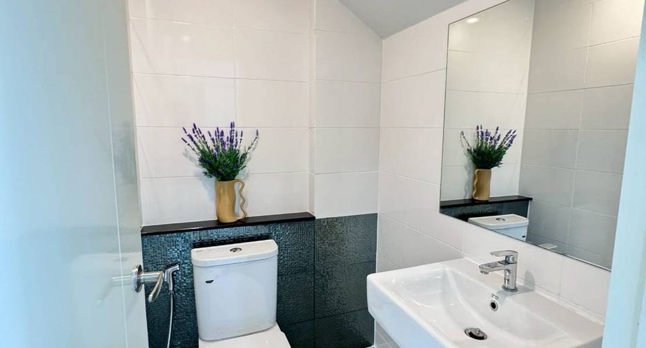 For rent 3 bedrooms townhouse in Saphan Sung, Bangkok