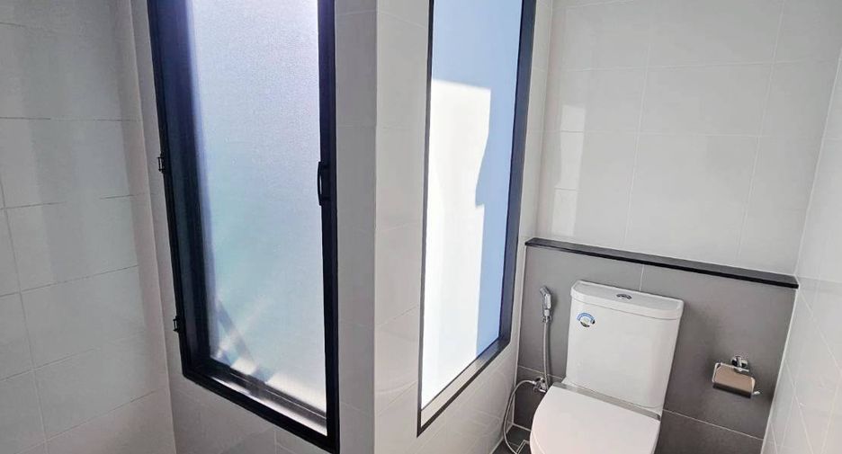 For rent 3 bedrooms townhouse in Saphan Sung, Bangkok