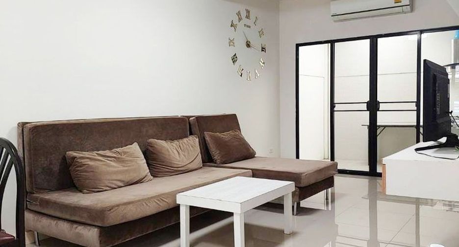 For rent 3 bedrooms townhouse in Suan Luang, Bangkok