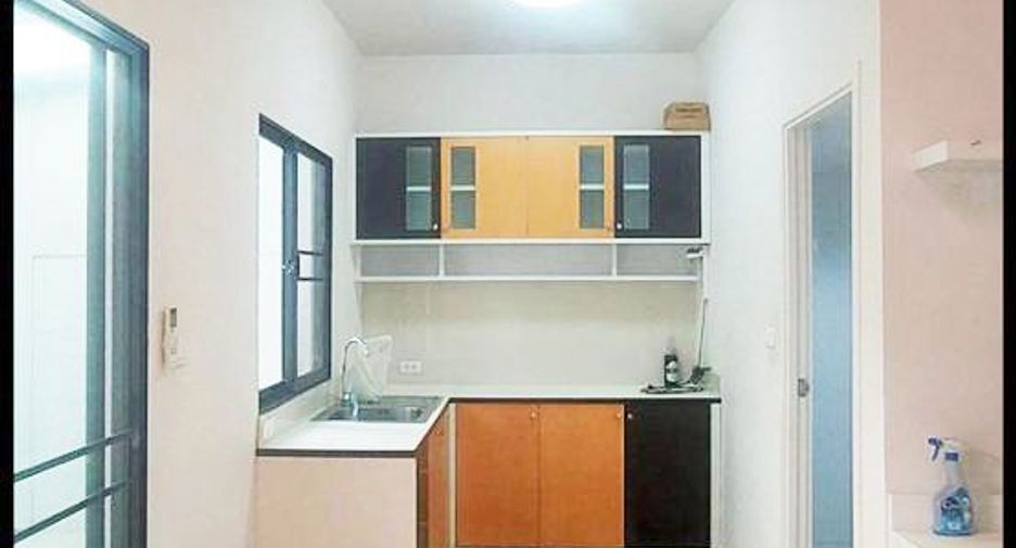 For rent 3 bedrooms townhouse in Suan Luang, Bangkok