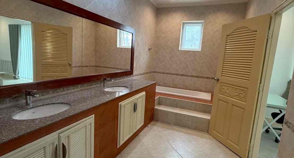 For rent 4 bedrooms villa in Bang Lamung, Chonburi