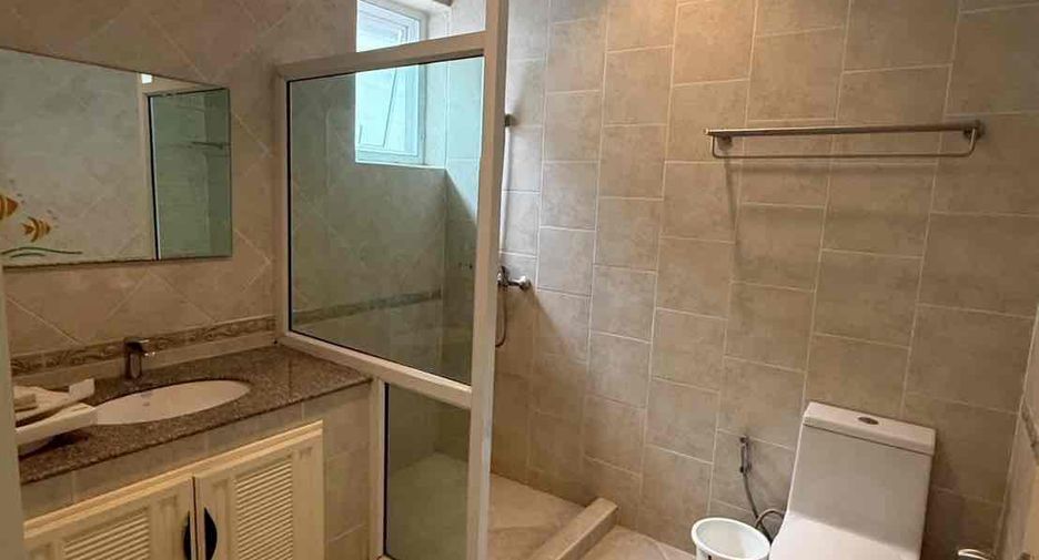 For rent 4 bedrooms villa in Bang Lamung, Chonburi