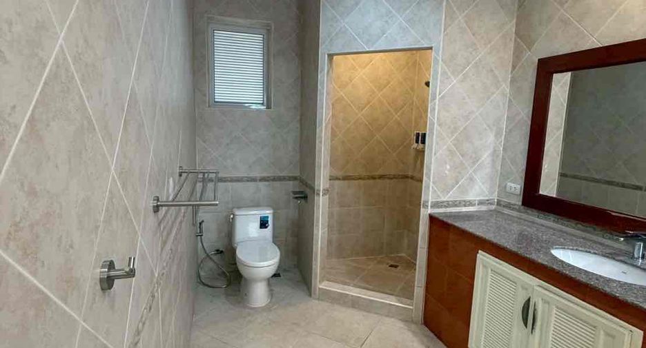 For rent 4 bedrooms villa in Bang Lamung, Chonburi