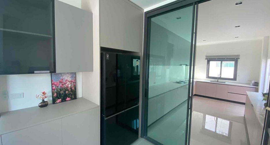 For rent 4 bedrooms villa in Bang Lamung, Chonburi