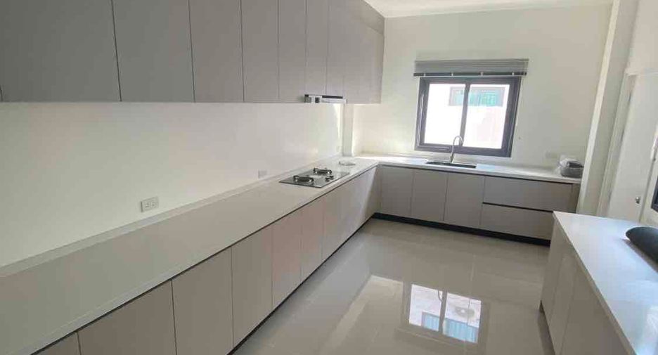 For rent 4 bedrooms villa in Bang Lamung, Chonburi