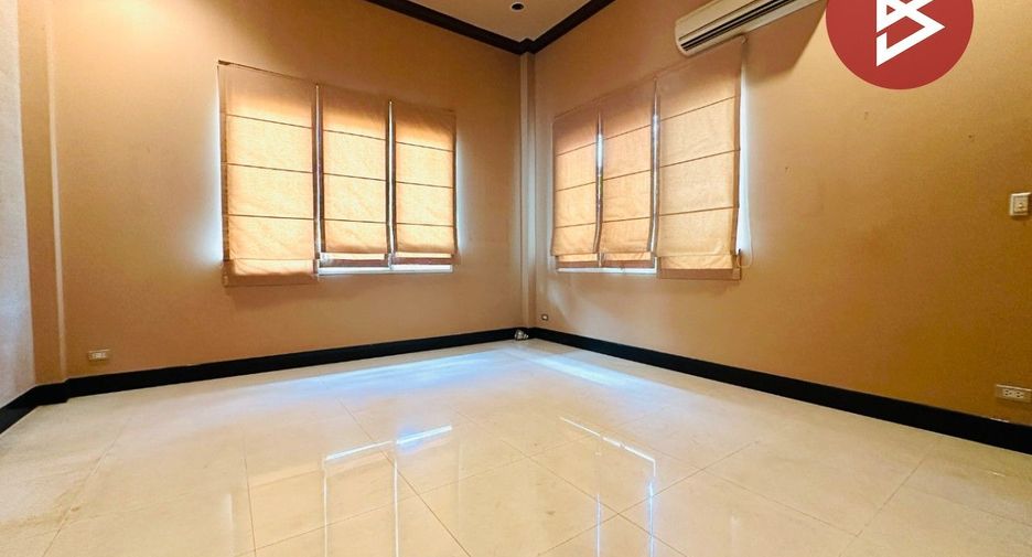 For sale 4 ベッドルーム house in Sam Phran, Nakhon Pathom
