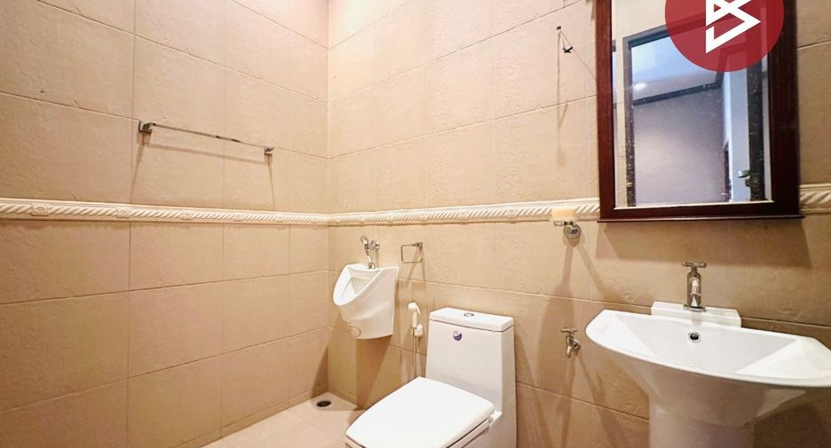 For sale 4 ベッドルーム house in Sam Phran, Nakhon Pathom