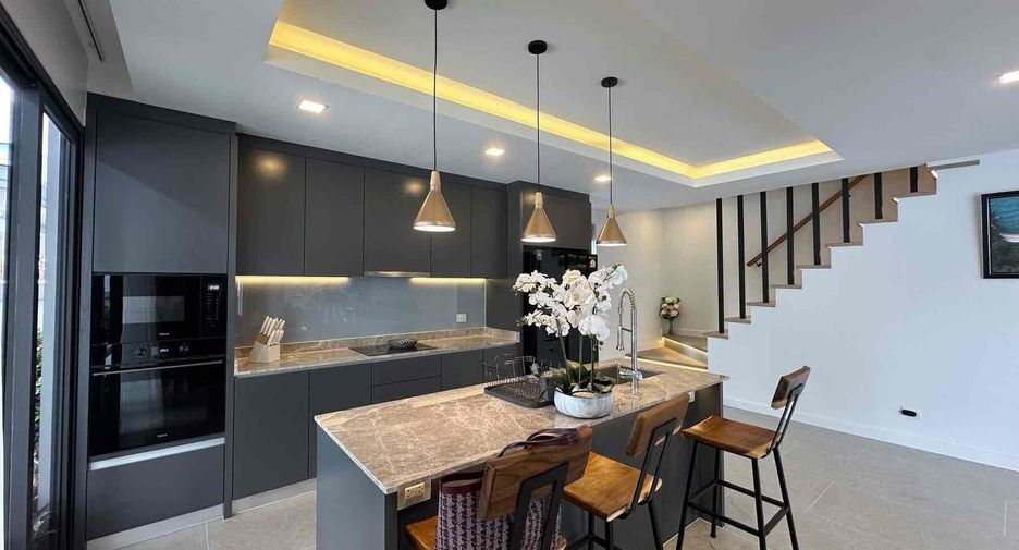 Villa en alquiler y en venta de 4 habitaciones en Bang Lamung, Chonburi