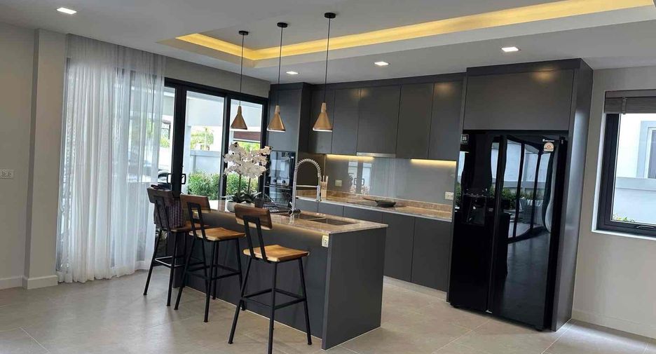 Villa en alquiler y en venta de 4 habitaciones en Bang Lamung, Chonburi