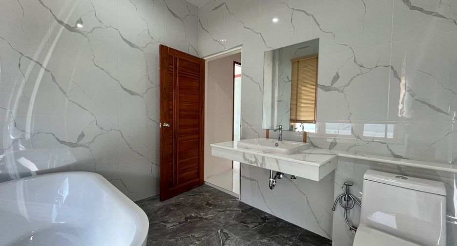 For rent 4 bedrooms villa in Mueang Krabi, Krabi