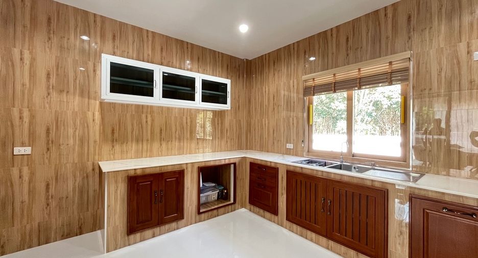 For rent 4 bedrooms villa in Mueang Krabi, Krabi