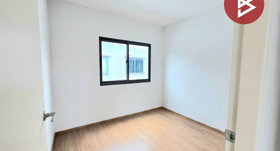 Casa adosada en venta de estudio en Bang Phli, Samut Prakan