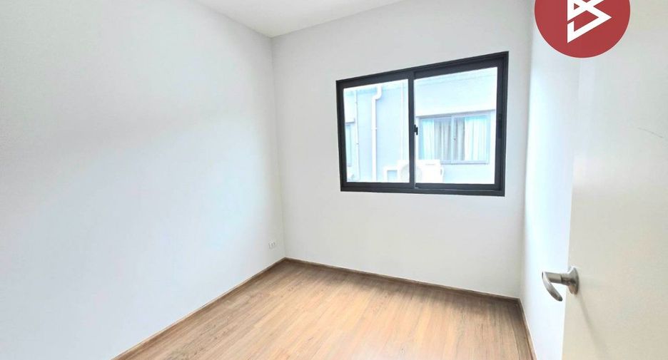 Casa adosada en venta de estudio en Bang Phli, Samut Prakan