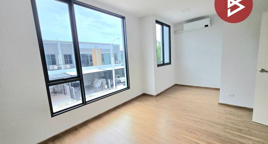 Casa adosada en venta de estudio en Bang Phli, Samut Prakan