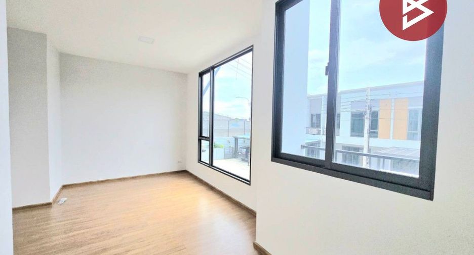 Casa adosada en venta de estudio en Bang Phli, Samut Prakan