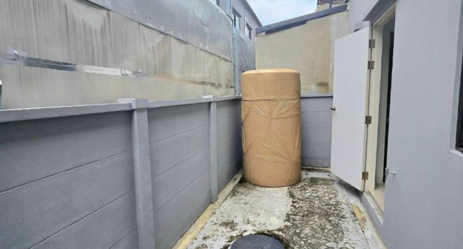 Casa adosada en venta de estudio en Bang Phli, Samut Prakan
