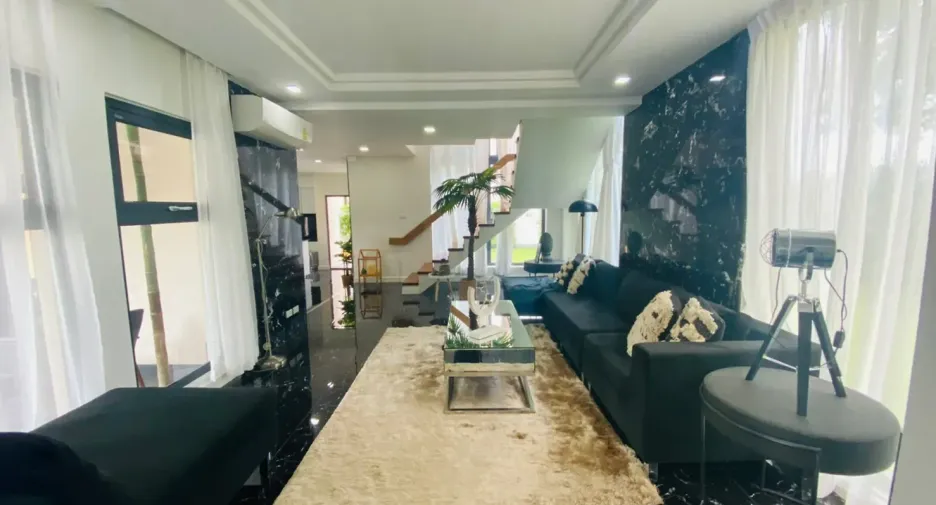 Casa en alquiler y en venta de 6 habitaciones en Bang Lamung, Chonburi